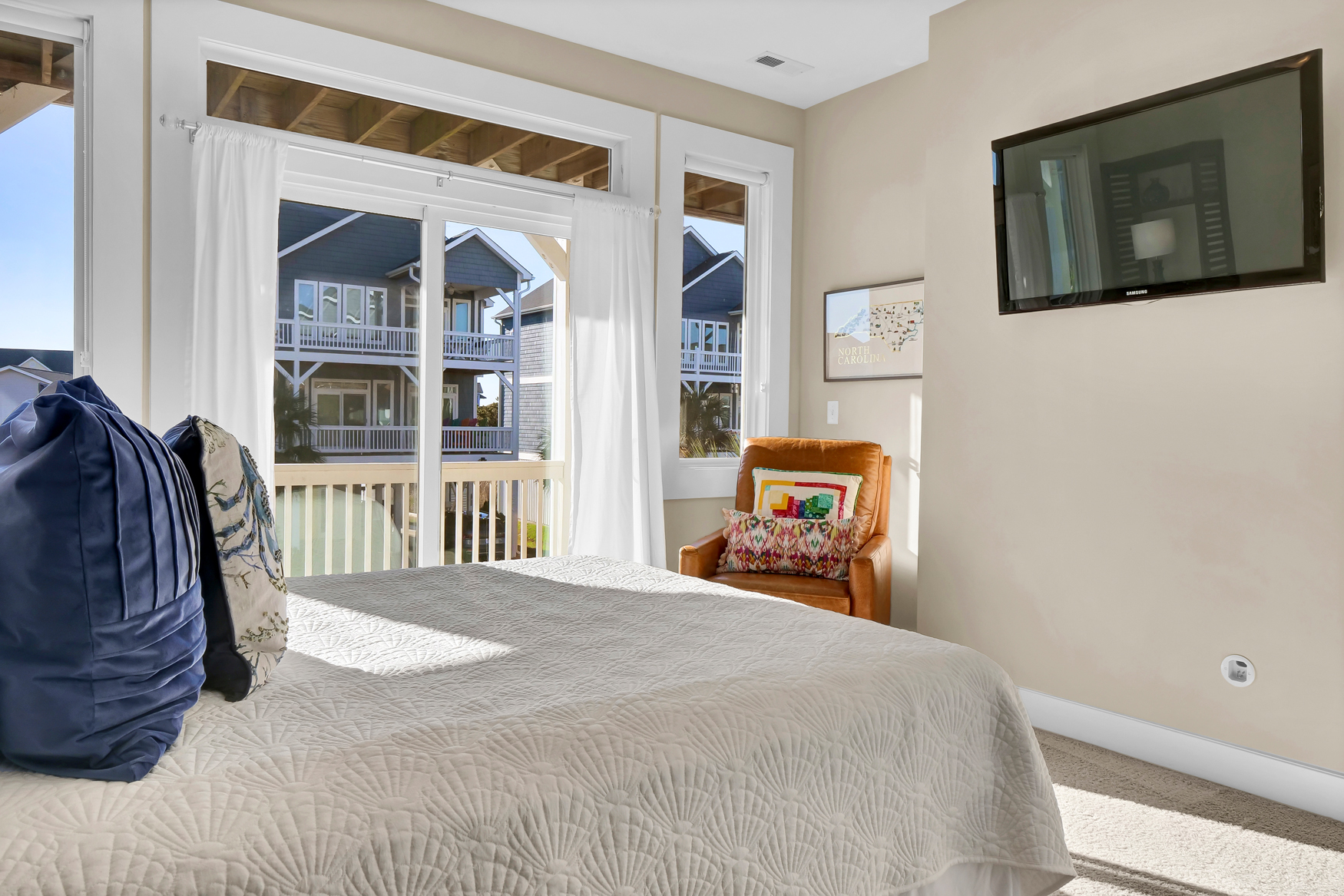 Guest bedroom with queen bed